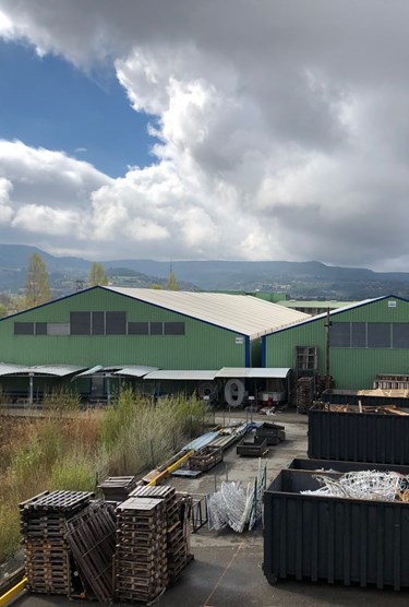 Deux bâtiments de stockage avec toiture en toile